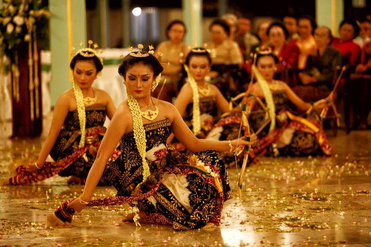 Menilik 6 Kesenian Tradisional Indonesia Yang Terkenal Kemistisanya |  Tarian, Penari, Gambar tarian